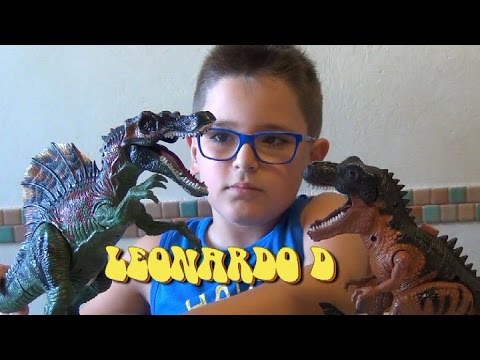 QUESTO PACCO È PIENO DI ROBA! E questo che cos'è?  C'è 