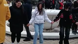 Okupljeni U Niškoj Banji Su Odigrali Kolo Uz Poznatu Pesmu Niška Banja, Topla Voda Južne Vesti