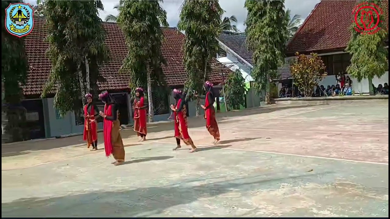 Penampilan Tari ...  dari kelas 9B SMP Negeri 2 Tulakan