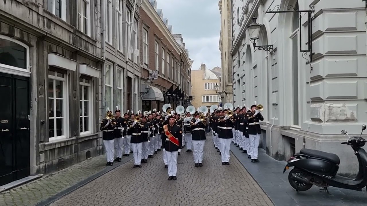 K&G marst door centrum Maastricht na Try Out op het Vrijthof