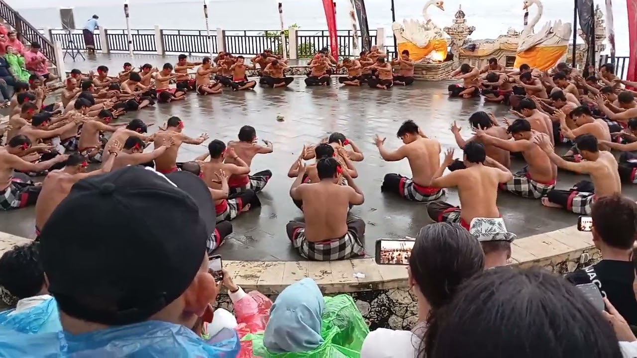 Tari kecak Pantai Melasti