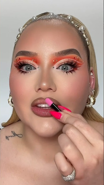 trying GLITTER lips that don’t move! 🧐