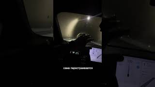 На одном экране навигатор, на другом фильм — и машина едет сама