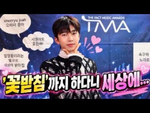 임영웅 시상식 패션 화제 - 블랙 니트에 스카프, 이 스타일링의 비밀