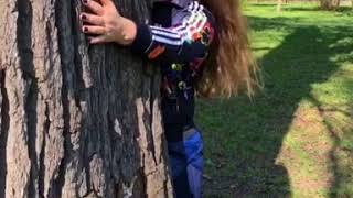 Катя Андреева Обнимается С Деревьями