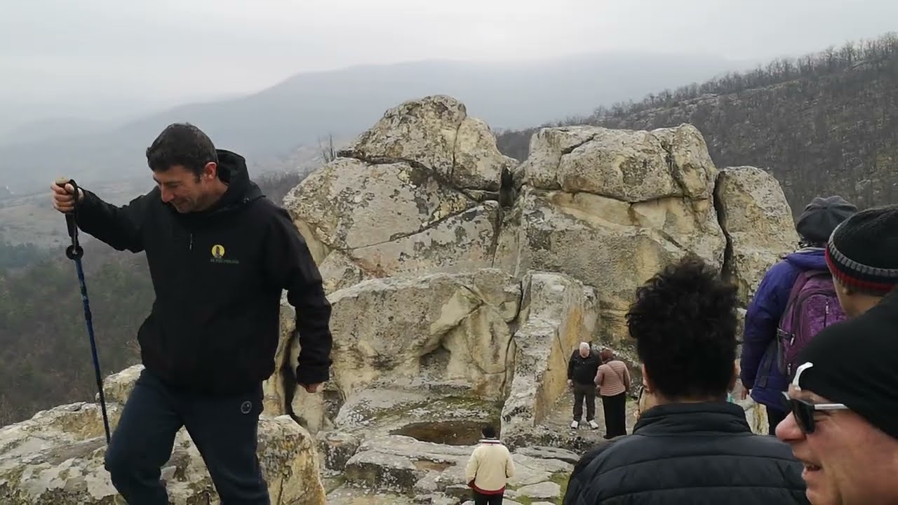 Мегалитикум 6 - С Мухарем Алиосман правим обиколка по трапецовидните ниши на Перперикон.