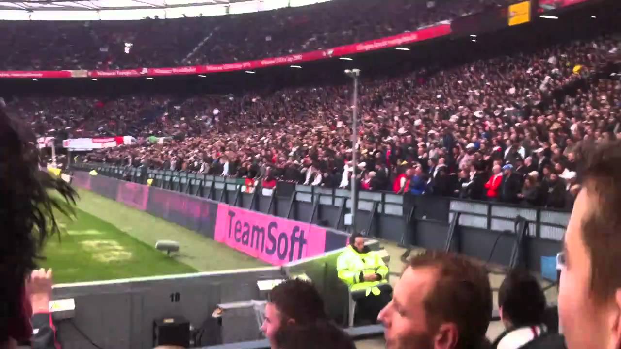 Feyenoord-NAC ´en wie niet springt die is een jood´ - YouTube