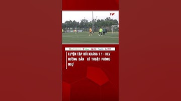 Luyện tập đối kháng 1 vs 1 HLV hướng dẫn kĩ thuật phòng ngự