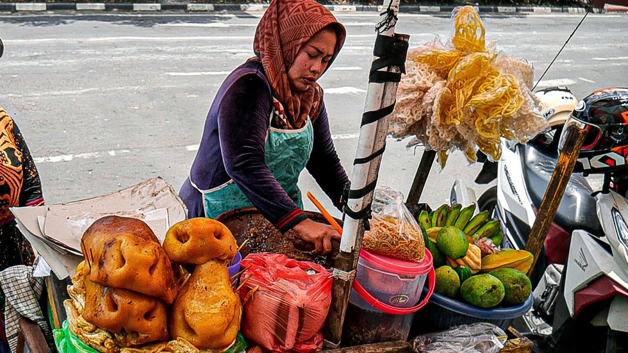 CINGURE MELIMPAH!!! RUJAK GEROBAKAN YANG LAGI VIRAL DI SURABAYA - Rujak Cingur Bu Aton