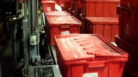 Panther | Swing Arm Applicator Applying labels to Plastic Bins