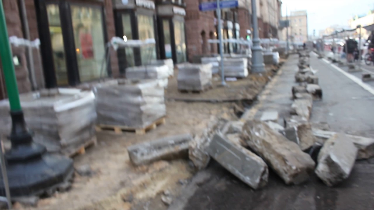В Москве на Тверской улице меняют плитку - YouTube
