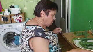 видео: бабушка готовит лекарство из алоэ. картинка: бабушка готовит лекарство из алоэ.