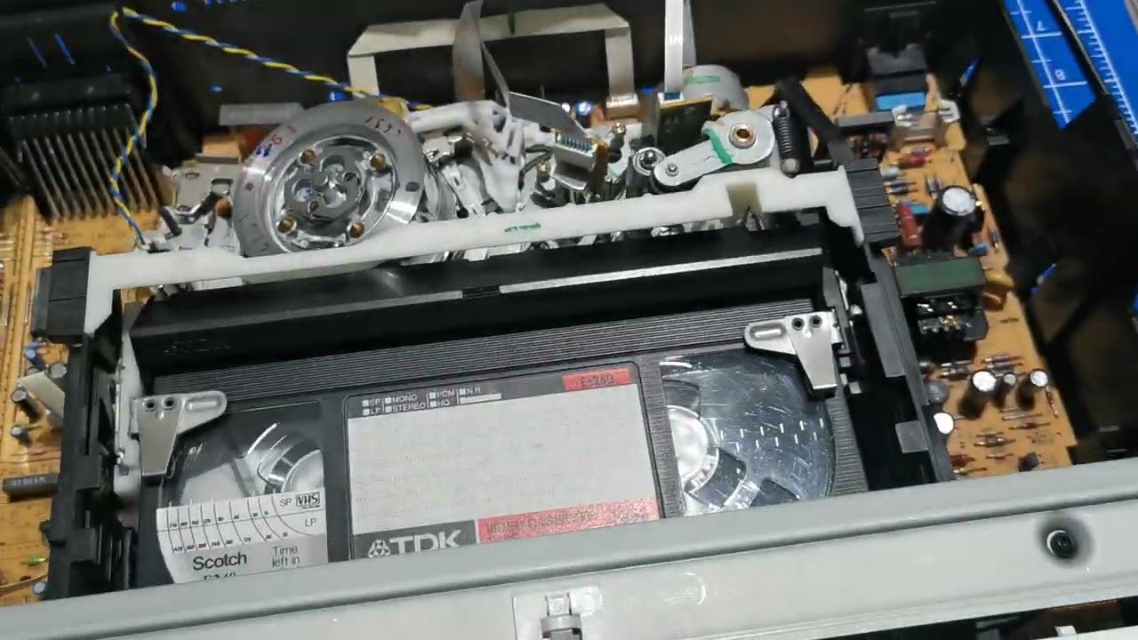 VHS Philips VR260 [pt01] - Kassette steckt fest aufgrund kaputten Ritzel (TurboDrive)