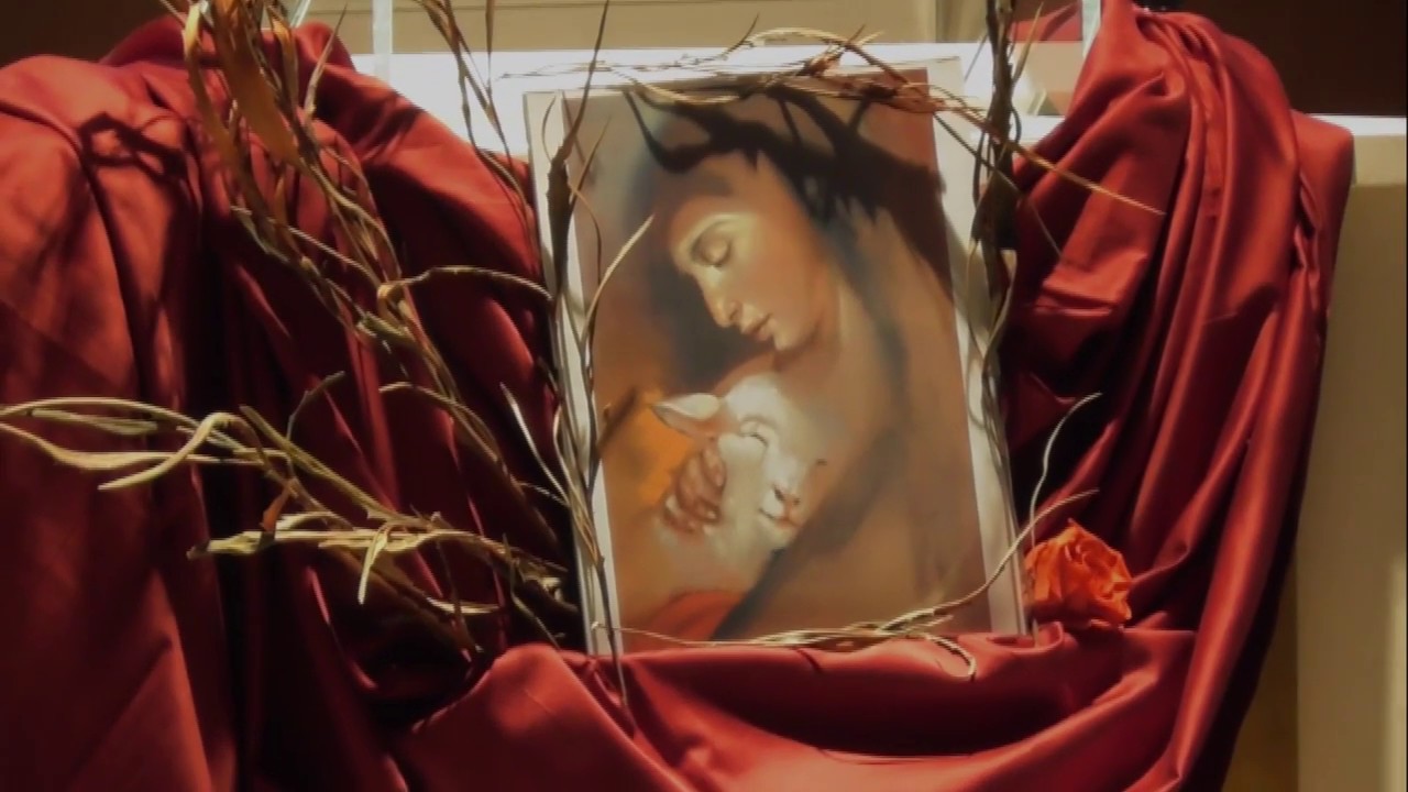 Stiamo ai piedi della Croce con Maria, la Madre. Stabat Mater...