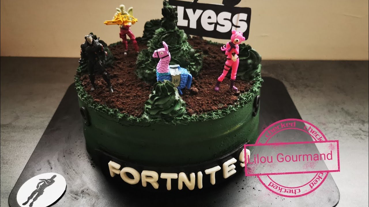 Les gâteaux les 3 A - Gâteau d'anniversaire #fortnite. Toutes les décoration  sont fait main. Merci pour vôtre confiance. N'hésitez pas à me laisser vos  avis en commentaires. #lesgateauxles3 #gateauajaccio #corse #couronne #