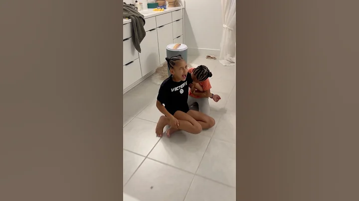 Dad catches little sister biting big sister #shorts