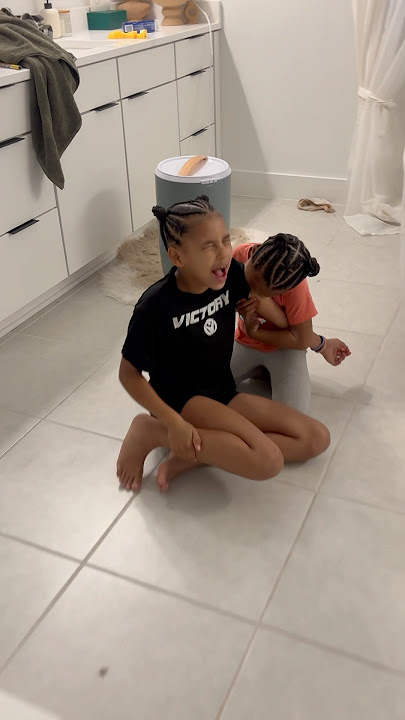 Dad catches little sister biting big sister #shorts