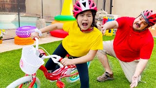 Jannie Finge Jugar De Aprender A Andar En Bicicleta | Divertidas Aventuras Al Aire Libre Para Niños