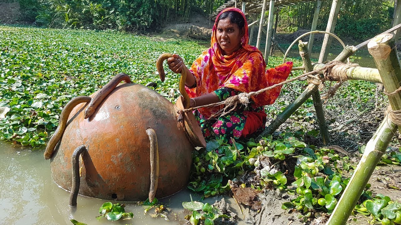 Fishing Technician Lady Build A System To Trap Country Fish   Fish Catching In Giant Pottery Pot