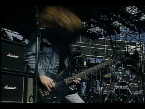 Learn from Cliff Burton how proper headbanging is done 