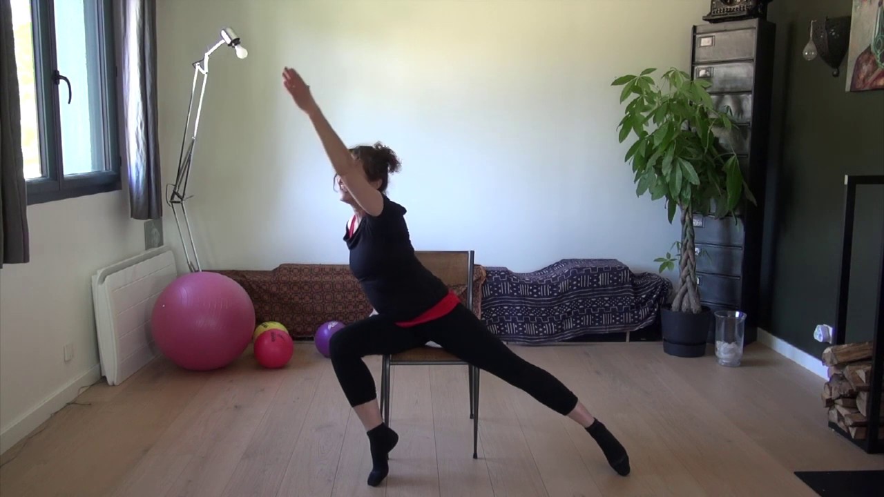 Gym Douce Et Yoga Sur Une Chaise