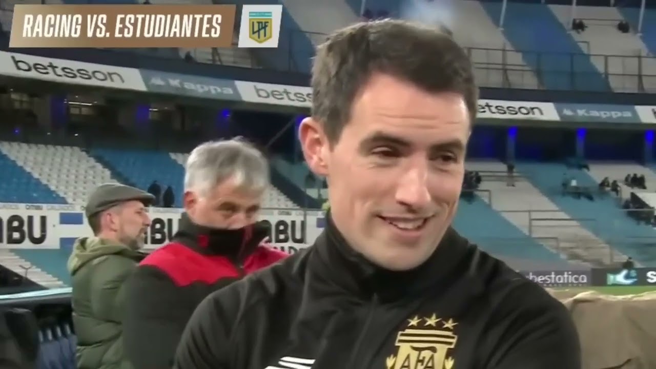 El árbitro bahiense Sebastián Martínez, mostrando su lado bahiense