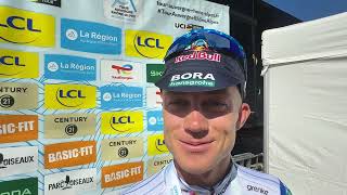 Maxim van Gils in extase na ritzege in Tour Auvergne-Rhône-Alpes 2026