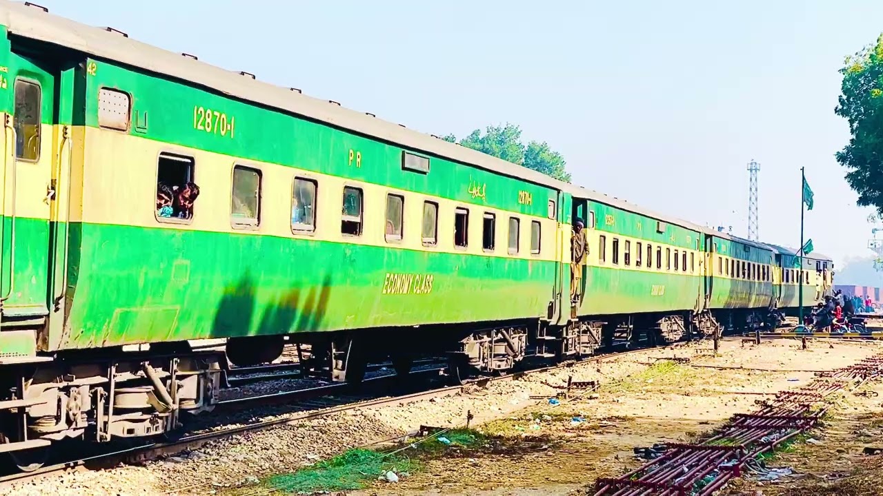 18DN MILLAT EXPRESS ARRIVED AT KOTRI STATION 
