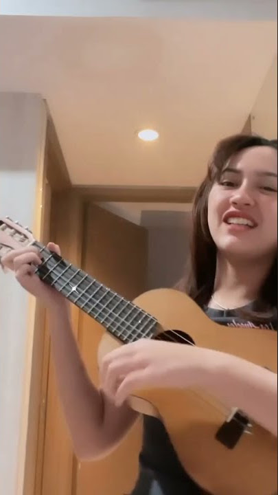 Mbak Happy dolanan kentrung karo nyanyi