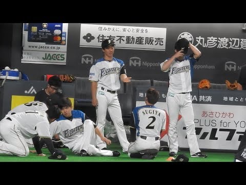 ＜2019.5.28ロッテ戦＞何やら鶴岡慎也に叱られ、謝ってる杉谷拳士