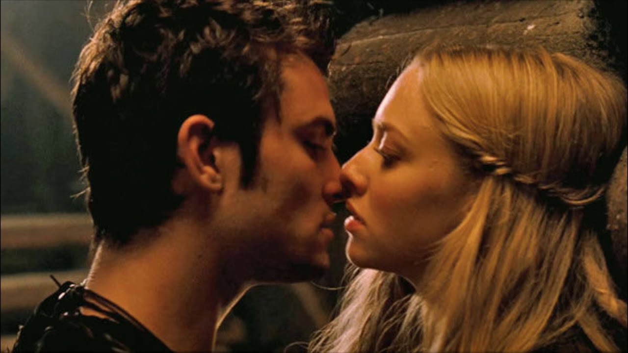 красная шапочка фильм 2011 валери и питер. питер и валери постельная. красная шапочка 2011 валери и питер. шайло фернандес красная шапочка 2011. красная шапочка валери и питер.