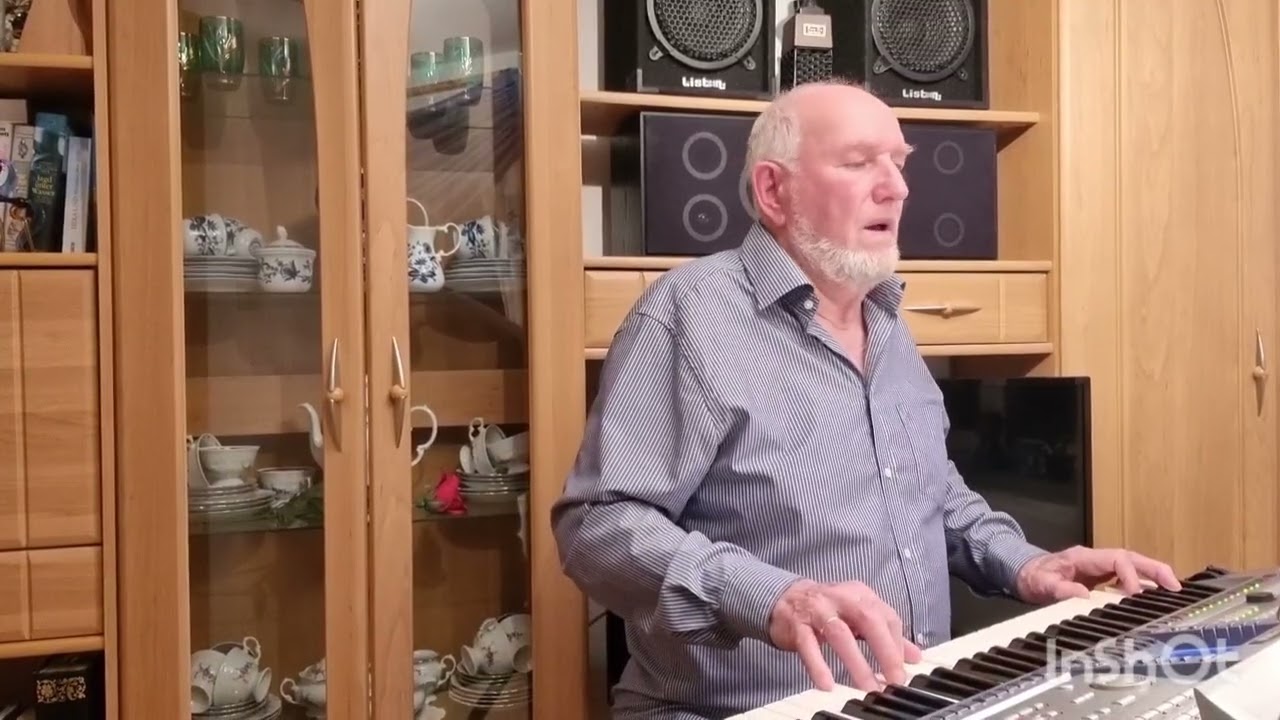 А за окошком ветер вяжет.