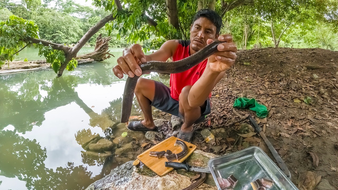 Pescando anguilas de rio con línea de mano y cocinándolas en chicharrones