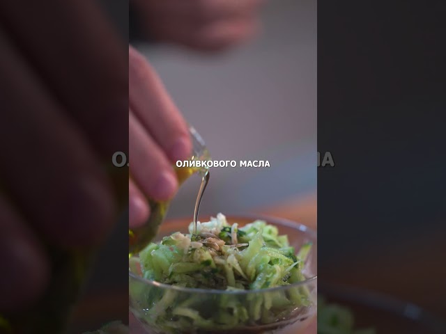  Хрустящие чипсы из брокколи с пармезаном и йогуртовым соусом