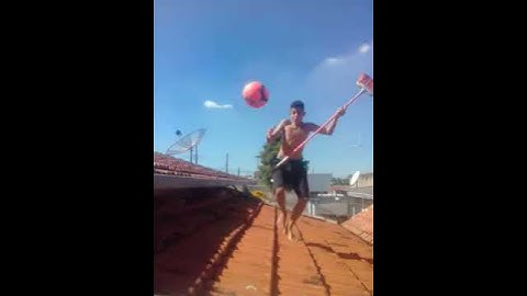 Pegando a bola do vizinho