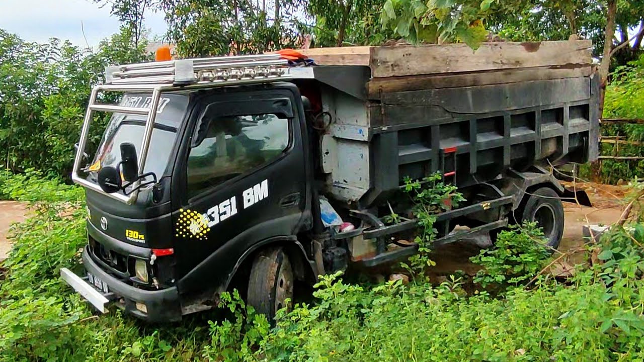 Truk Jomplang. Mobil Truk TOYOTA Dyna KESULITAN Bongkar Muatan Pasir FULL BAK Menggunung,LOKASI BARU