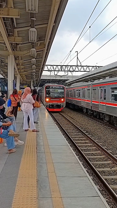 Sapaan ramah Crew KA dengan suling dan kedipan manja KRL INKA CLI-225.1012