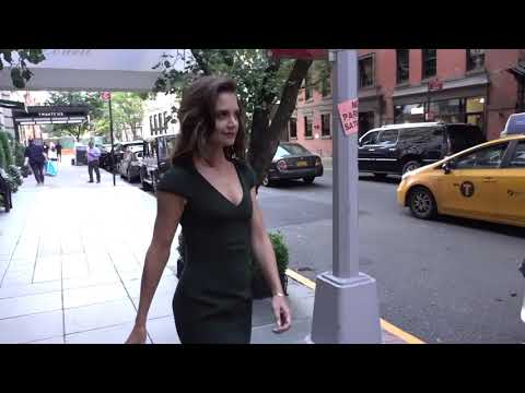 Video: Katie Holmes fooling around at New York Fashion Week