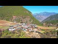 云南大山里的一个村庄，几十户人家住在山顶上，真是仙境！