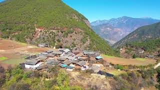 云南大山里的一个村庄，几十户人家住在山顶上，真是仙境！