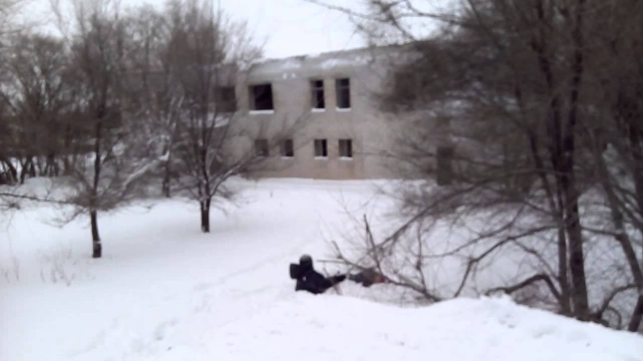 Белка прыгнула зимой - YouTube