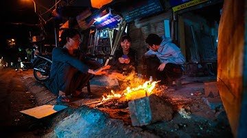 Người dân đốt lửa sưởi ấm trên vỉa hè ở Hà Nội