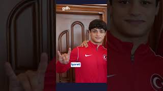 Türk Güreşçi Bozkurt Selamıyla Şampiyonluğu Kutladı