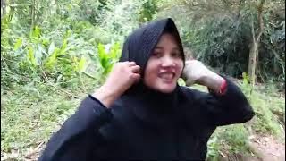 cewek cantik didesa bisa ngarit rumput lho....