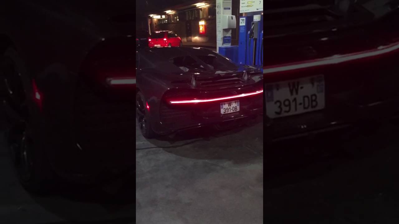 Bugatti chiron nearly Crash!! - YouTube
