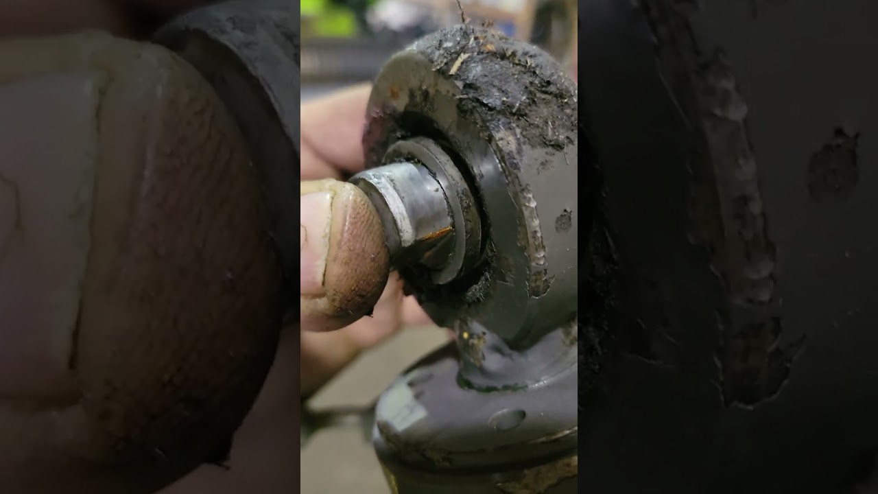 Disassembling the feedroll gearbox and upper front roller on a Claas 494