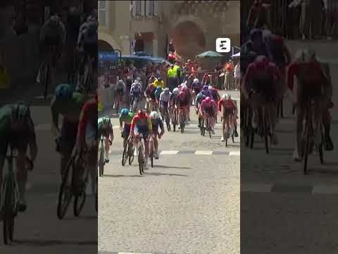 🤩 Aubin Sparfel remporte la 4e étape du Tour de l'Avenir à l'issue d'un finish chaotique ! #cycling