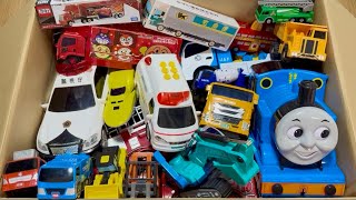 🚗はたらくくるまやトーマスのミニカーをチェックして坂道でたくさん