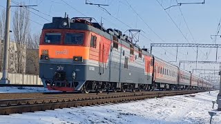 ЭП1-051 с пассажирским поездом Кисловодск-Орск следует на перегоне Мин-Воды-Суворовская и прив.