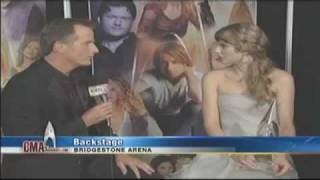 Taylor Swift - Interview (Backstage at the 45th Annual CMA Awards) (November 09, 2011).flv